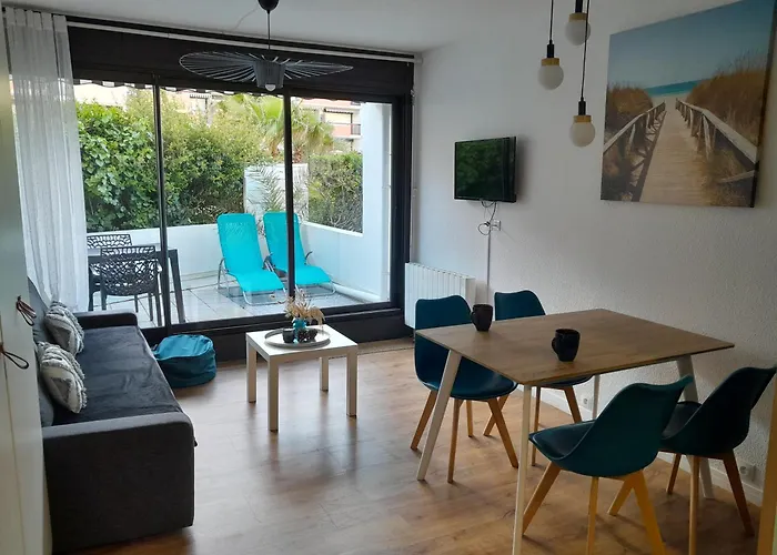 Joli 2 Pieces Sur Le Port Avec Piscine, Terrasse, Parking