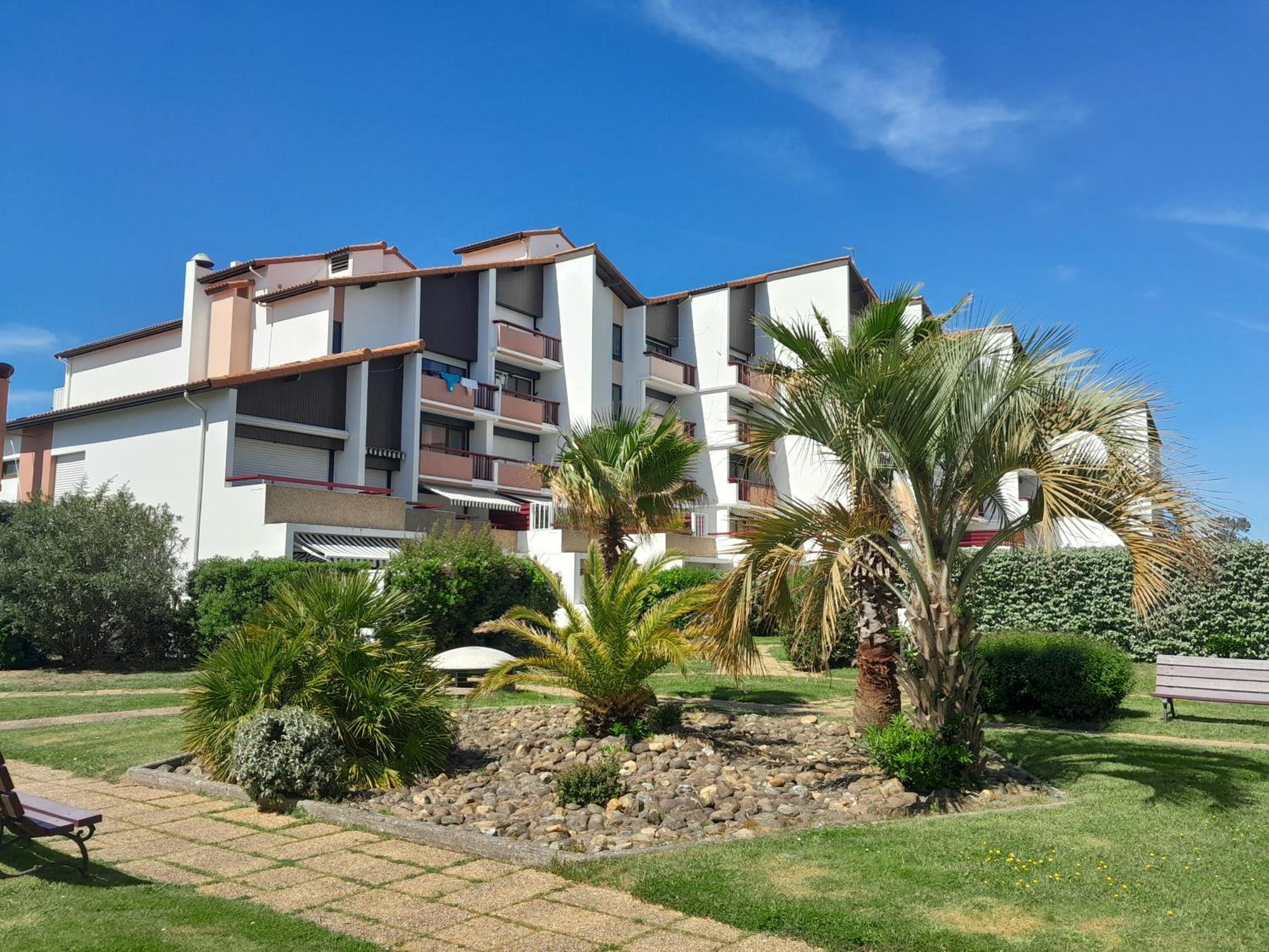 Joli 2 Pieces Sur Le Port Avec Piscine, Terrasse, Parking